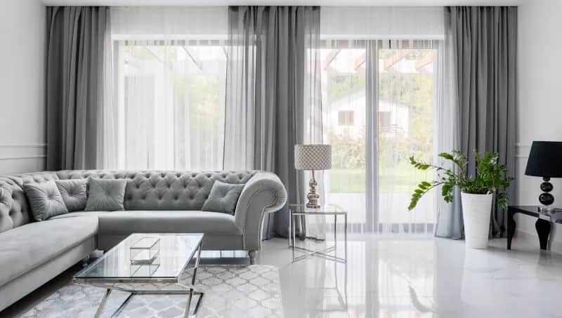 Jakie zasłony do małego salonu? Poznaj 5 sprawdzonych trików