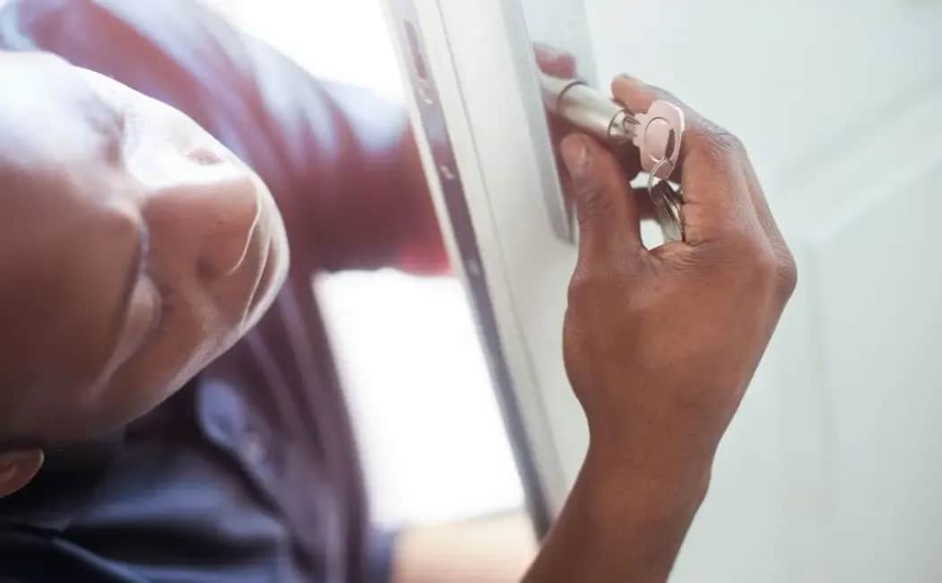 Jak szybko otworzyć zatrzaśnięte drzwi łazienkowe: 5 skutecznych metod