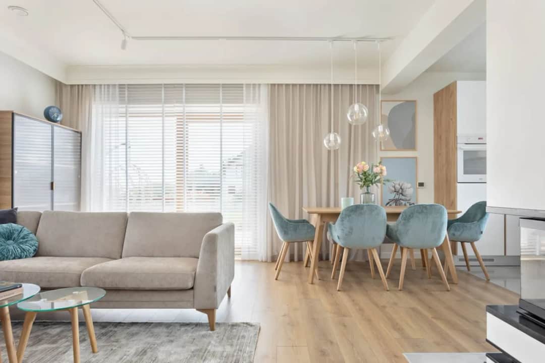 Co powiesić w oknie w salonie: 9 stylowych dekoracji na 2025