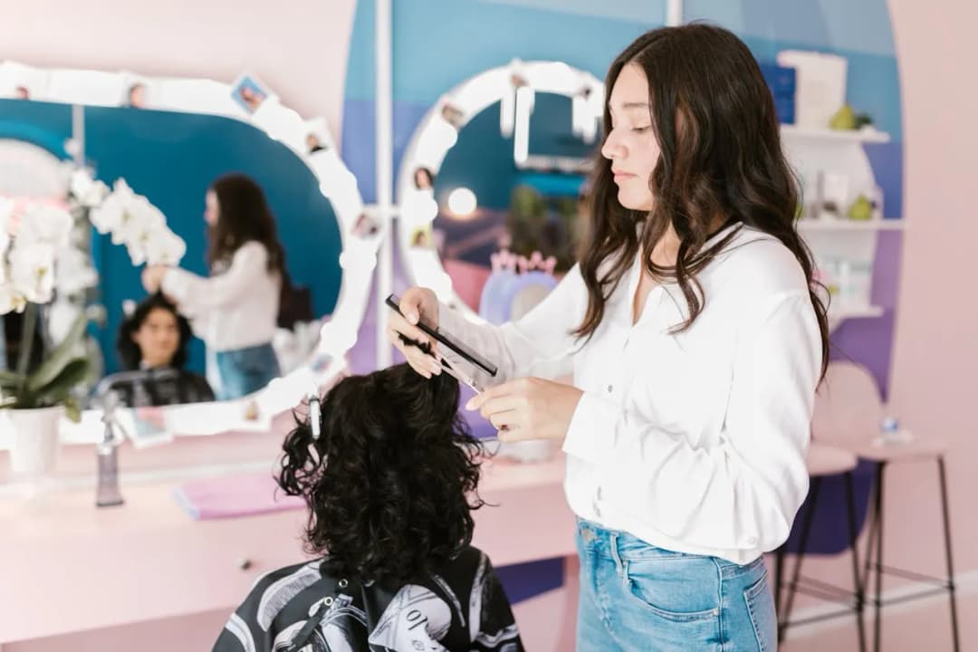 Ile zarabia salon fryzjerski? Poznaj realne koszty i zyski z biznesu beauty Ile zarabia salon fryzjerski? Poznaj realne koszty i zyski z biznesu beauty