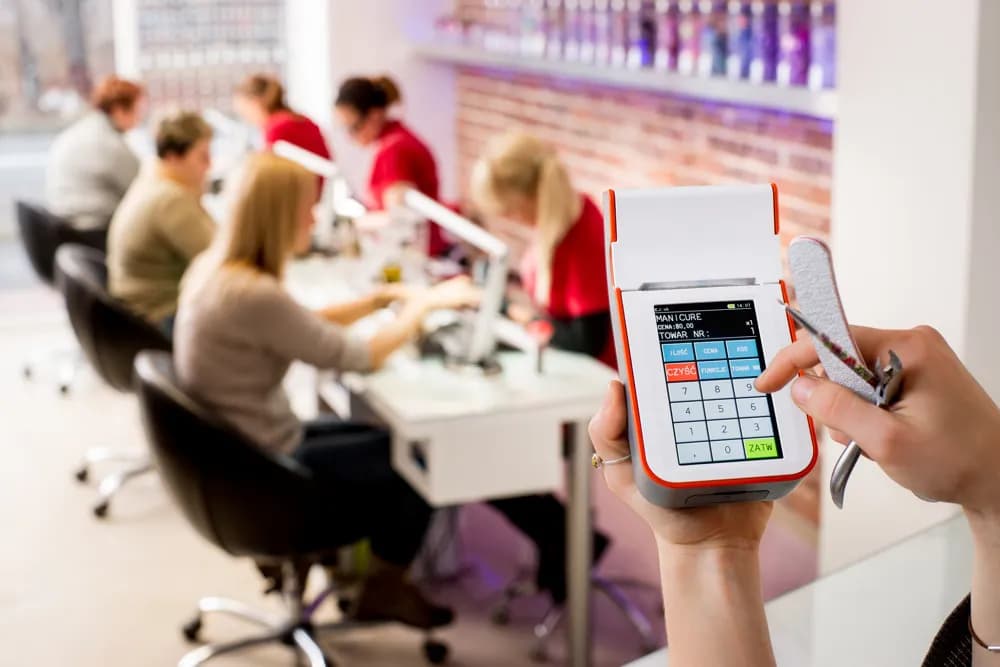 Wybierz idealną kasę fiskalną do salonu fryzjerskiego: Poradnik