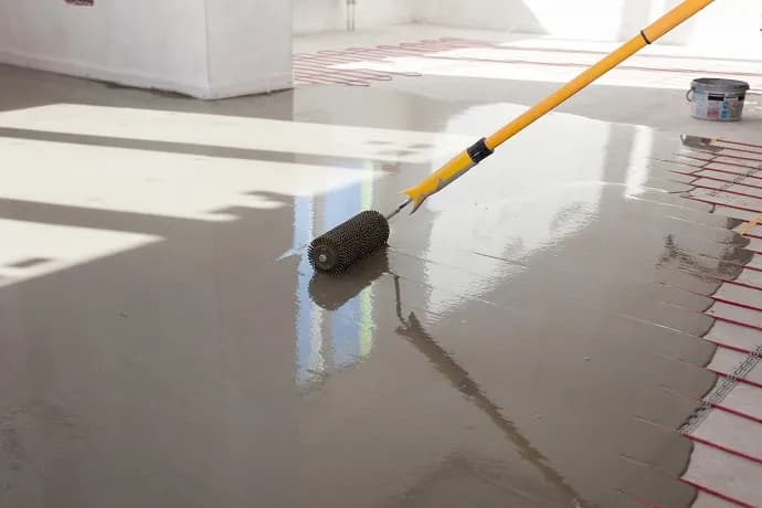 Jaką wylewkę do łazienki wybrać? Rodzaje, właściwości i ceny