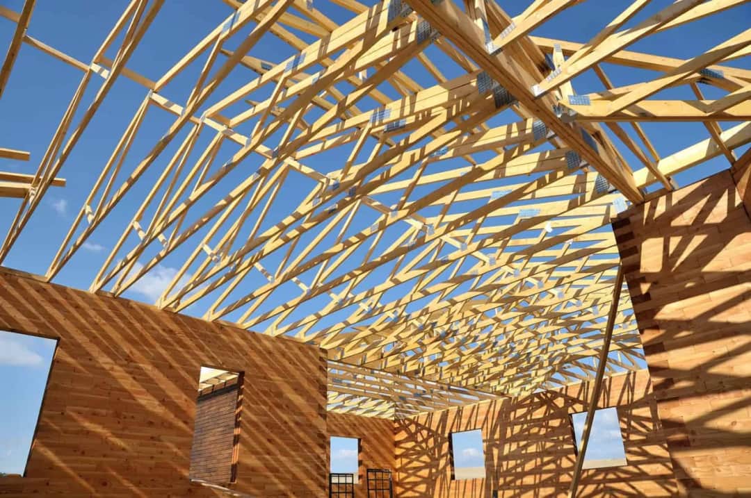 Wiązary czy więźba tradycyjna: Co lepsze na Twój dach?