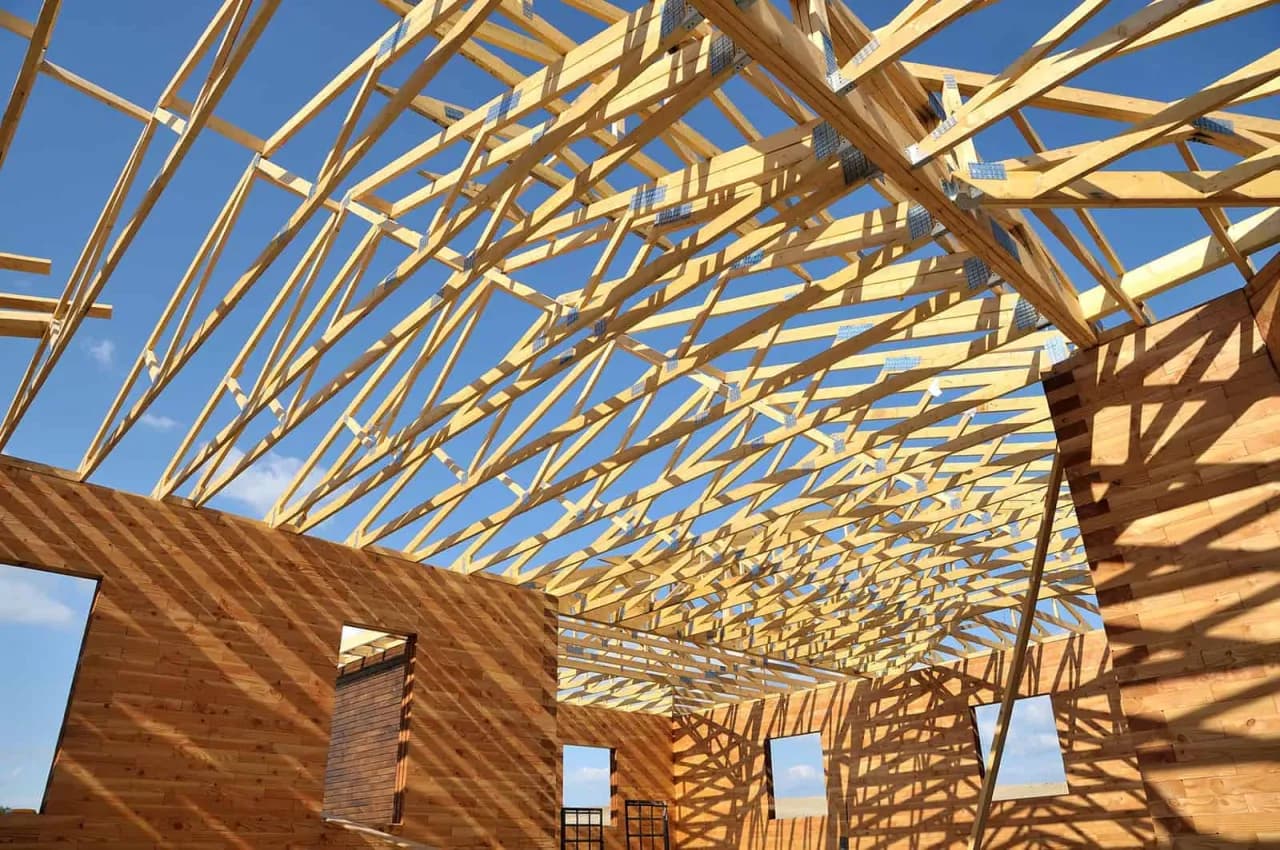 Wiązary czy więźba tradycyjna: Co lepsze na Twój dach?