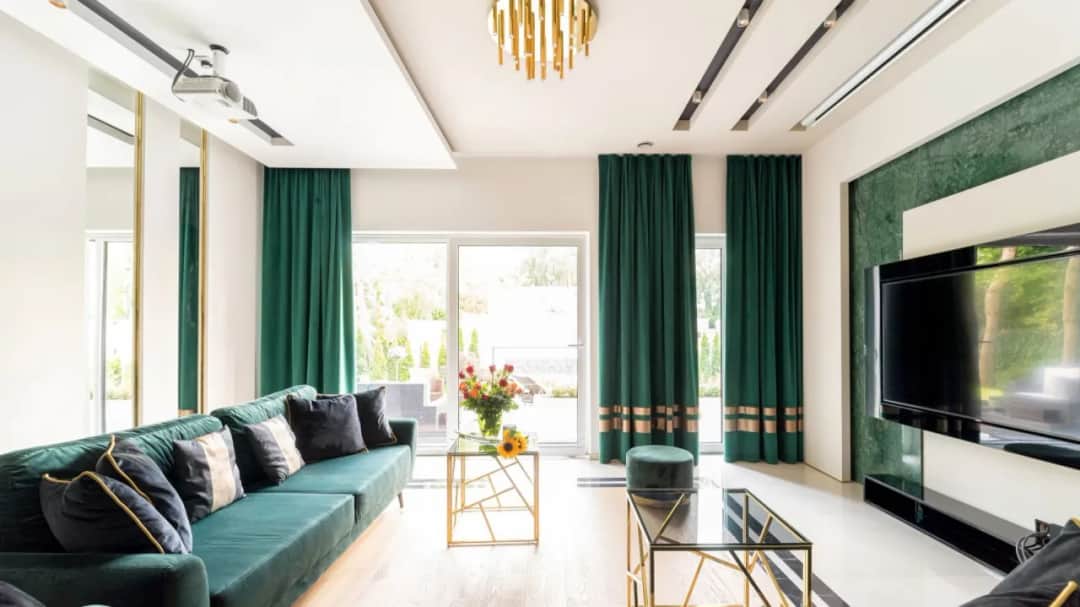 Inspirujące dekoracje dużych okien w salonie: 7 pomysłów